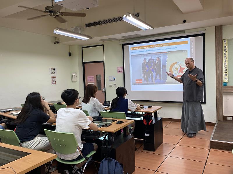 何浩哲老師上課一景