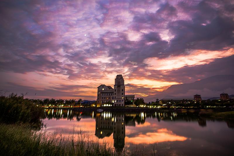 國立東華大學行政大樓的晚霞。