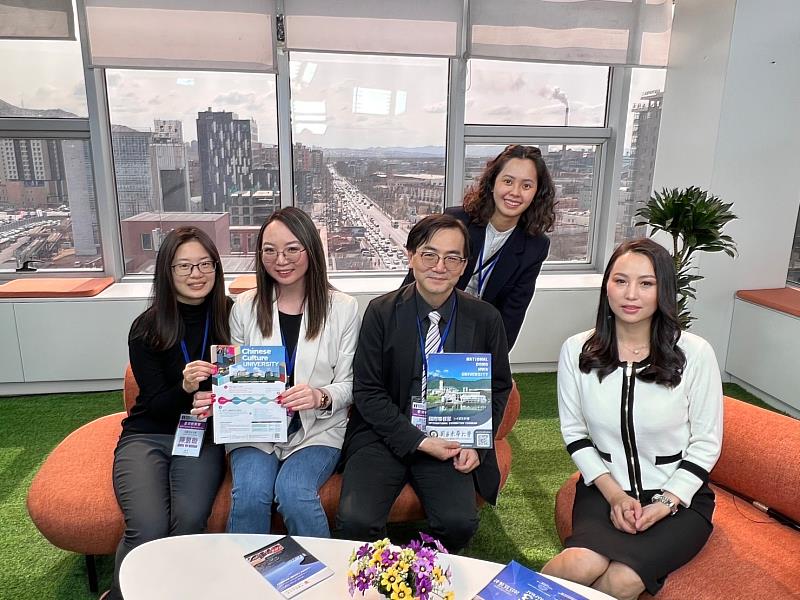 馬副校長及文大學一同接受當地電視台採訪。