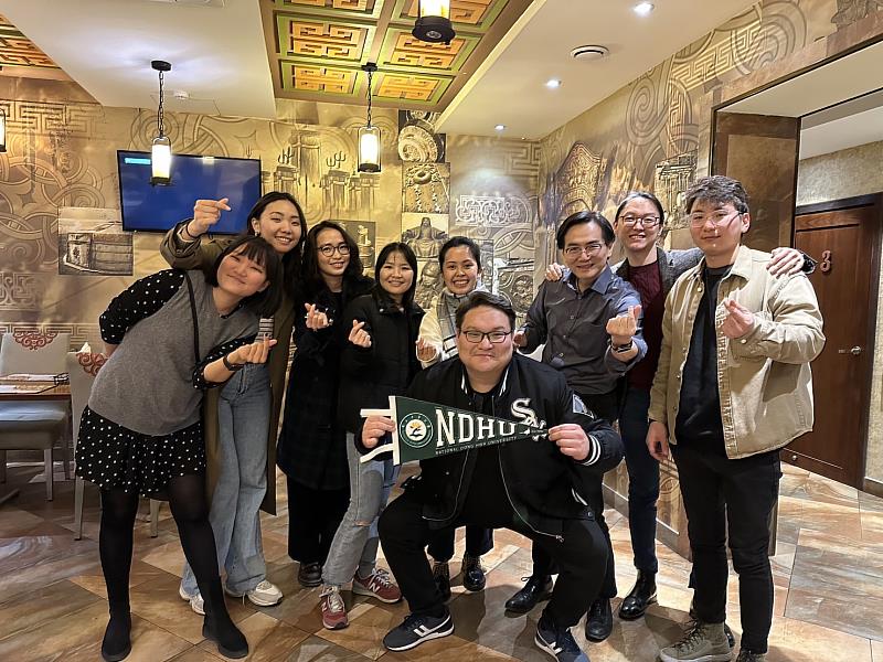 與東華大學蒙古校友餐敘合照，成立蒙古東華校友會。