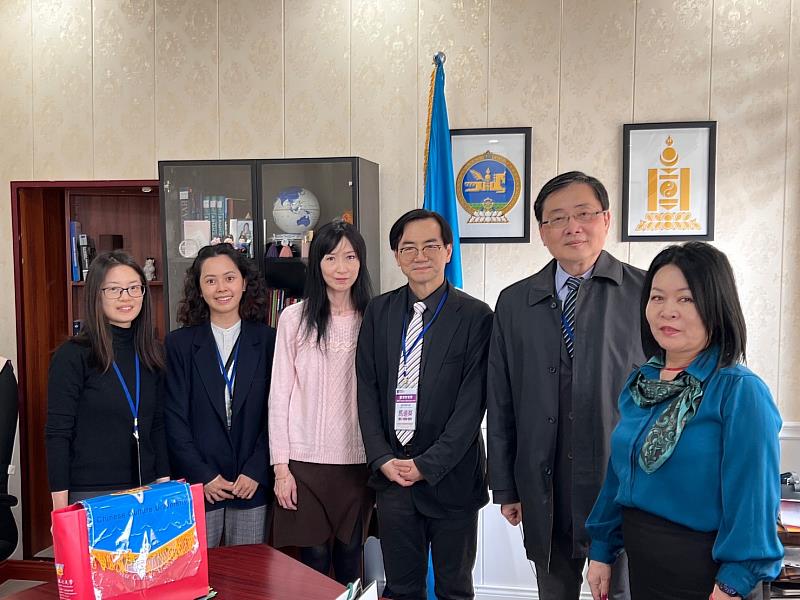 東華與文化大學一同拜會蒙古當地中學與中學校長合影。
