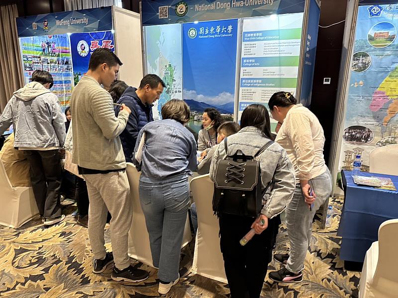 東華大學在蒙古教育展攤位，詢問人潮絡繹不絕。