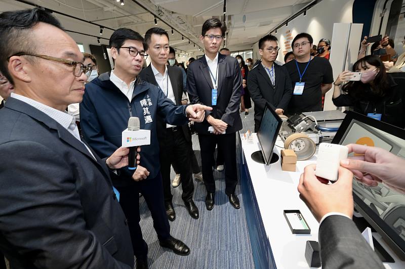 高雄市長陳其邁參觀亞灣雲平台微軟新創加速器入選新創成果，與業者交流互動熱絡。