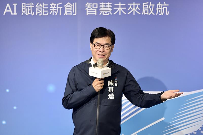 高雄市長陳其邁出席亞灣雲平台微軟新創加速器活動，致詞時指出市府將打造完整生態系，提昇產業競爭力。