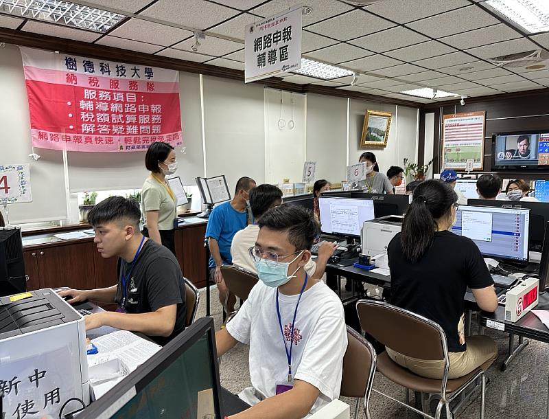 圖說二：學生報稅服務隊在鹽埕稽徵所現場