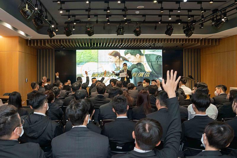 房仲新人熱烈回饋發言分享，超過八成的新人認為自己能在兩年內達到百萬年薪。圖/永慶房屋提供
