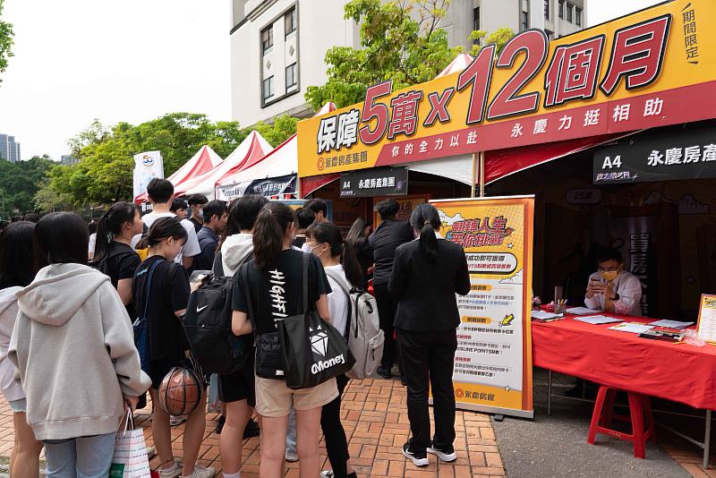 永慶房屋前進校園徵才，提供業務新人前12個月每月5萬元、共60萬元的收入保障。圖/永慶房屋提供