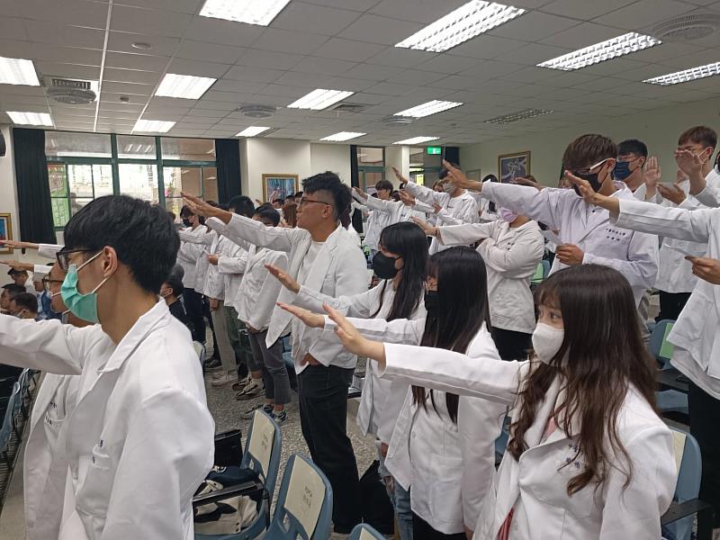 即將進入專業領域與臨床學習的視光系學生們進行宣誓