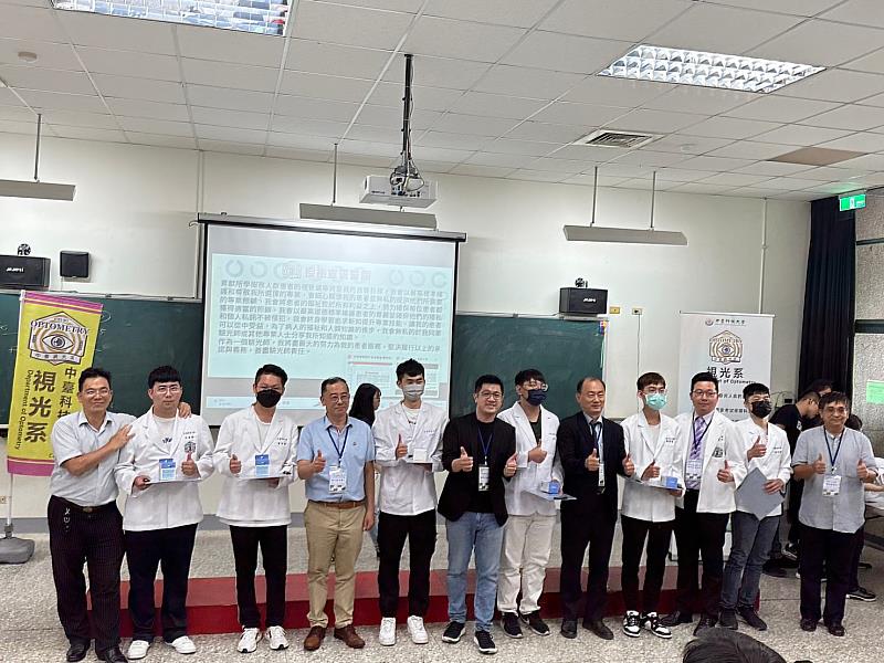 中臺科大師長與驗光師公會理事長們為同學逐一穿上白袍