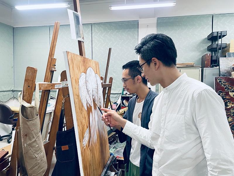 指導教授侯忠穎博士(前者)指導劉政融同學