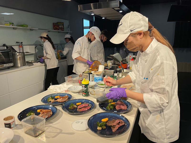 廚藝系學生利用「營運實務」課程經營餐廳，推出義式創意料理，美味餐點加上親民價格，深受師生歡迎(照片來源：義守大學提供)。