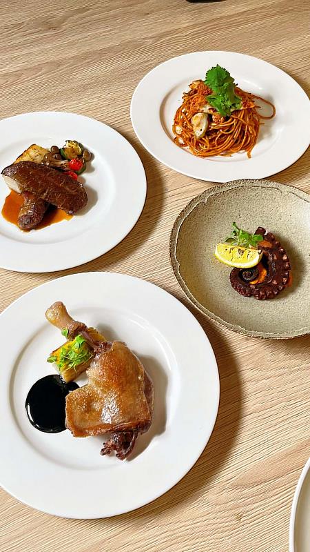 學生以精湛廚藝推出法式油封鴨腿、安格斯牛排、地中海風炭烤章魚腳、創意紅玉溫泉蛋沙拉、原盅焦糖烤布蕾等佳餚(照片來源：義守大學提供)。