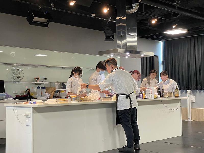 廚藝系學生利用「營運實務」課程營業餐廳，學以致用累積實務經驗，創造無限精彩(照片來源：義守大學提供)。