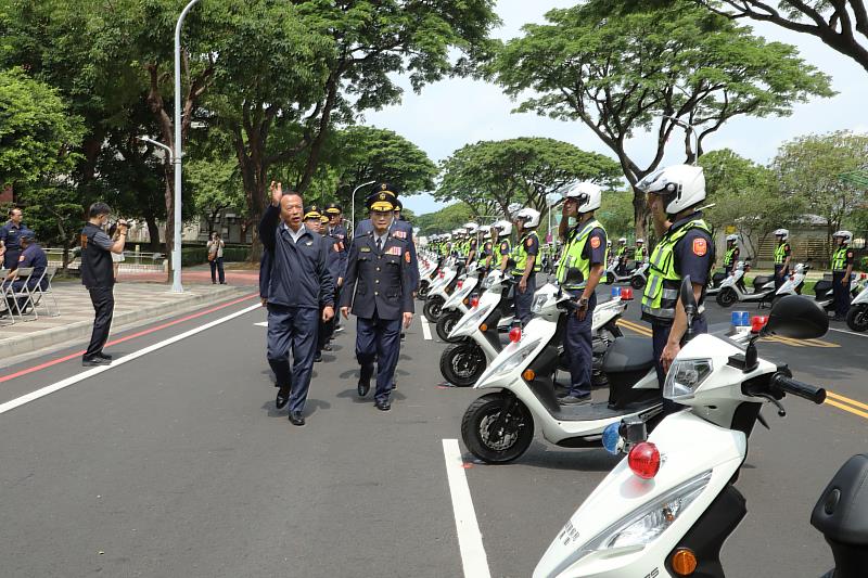 嘉義縣新購警用機車報到 翁章梁授車校閱