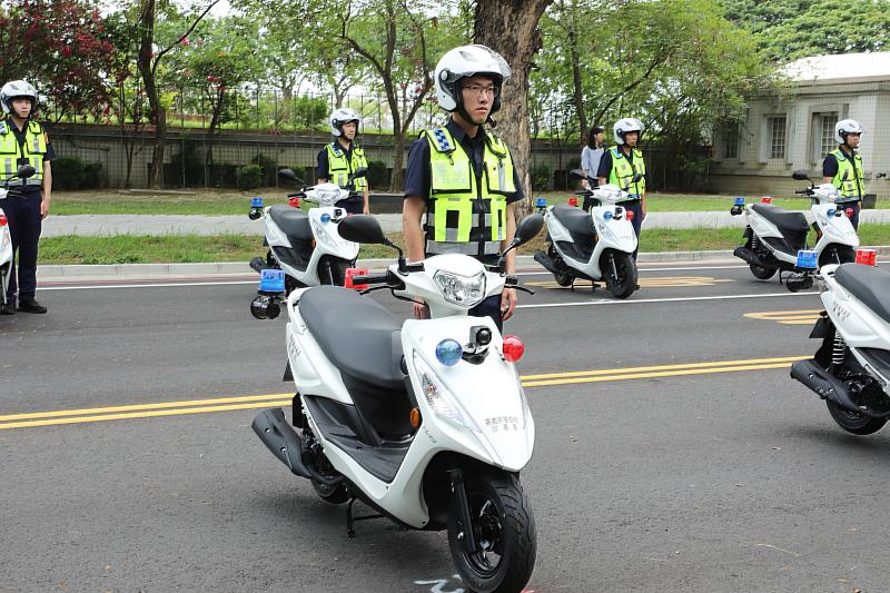 嘉義縣新購警用機車報到 翁章梁授車校閱