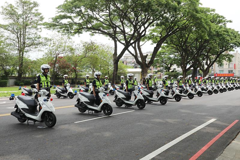 嘉義縣新購警用機車報到 翁章梁授車校閱