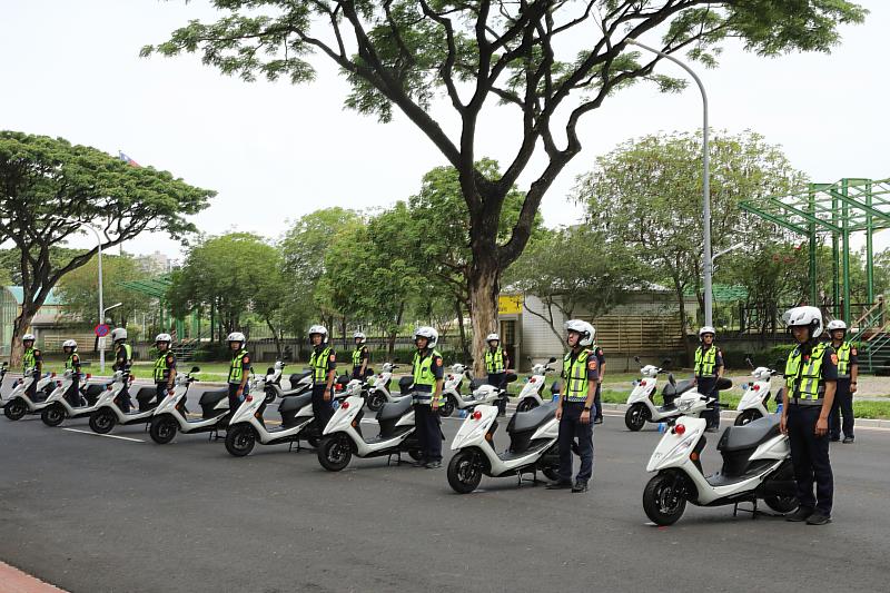 嘉義縣新購警用機車報到 翁章梁授車校閱