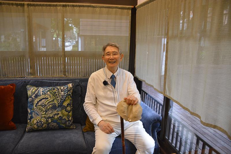 新元久重回戰前在臺北的住所（現臺灣文學基地「平安京MatchOne」店址），回憶少時點滴。
