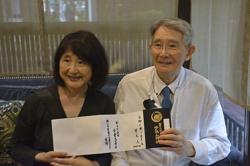 新元久提筆寫下「故鄉，我回來了！」為這趟舊居巡禮留念（左為女兒出雲久美子）。