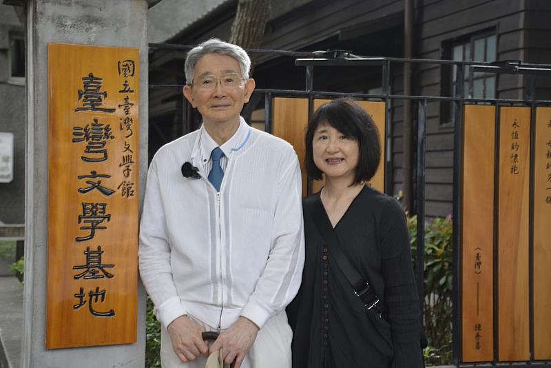 高齡92歲的灣生新元久（左），在女兒出雲久美子（右）的陪同下重返舊居（現臺灣文學基地）。