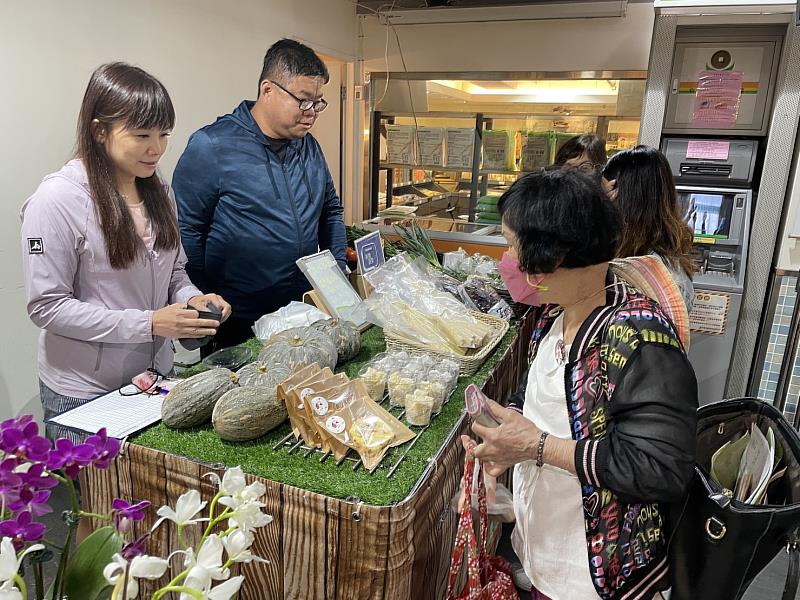 超市媒合青農於攤位販售農產品，讓市民直接與生產者現場互動交流