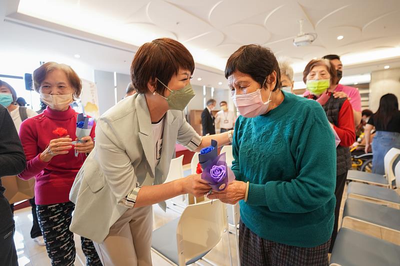 龔雅雯執行長贈花給長者