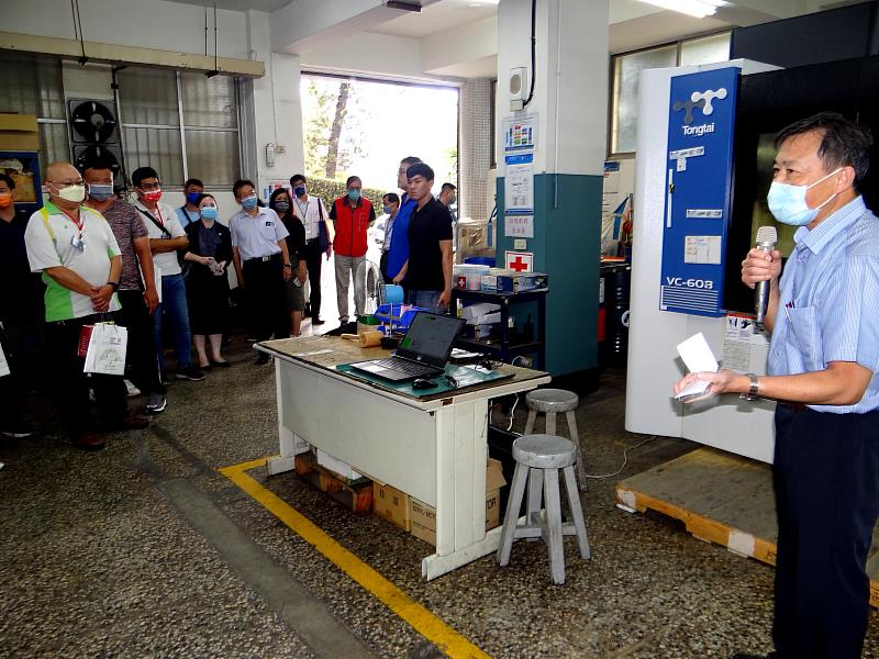 參訪機械系館多軸加工實驗室。