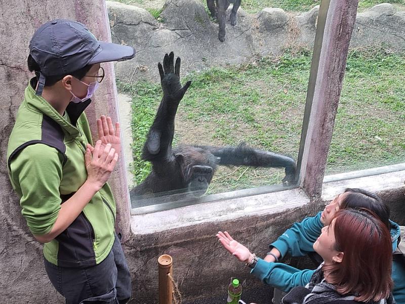 透過實習活動，學生們可以深入了解動物園的運作與保育工作。