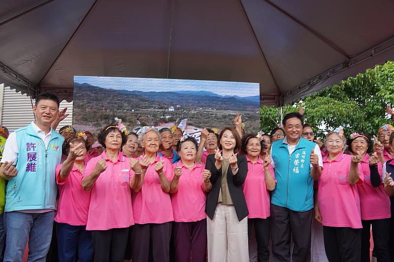 縣長周春米與滿州在地長輩們合影