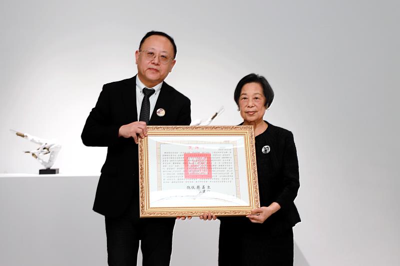 文化部長史哲（左）代表總統頒贈褒揚令，由朱銘夫人朱陳富美女士（右）代表受贈