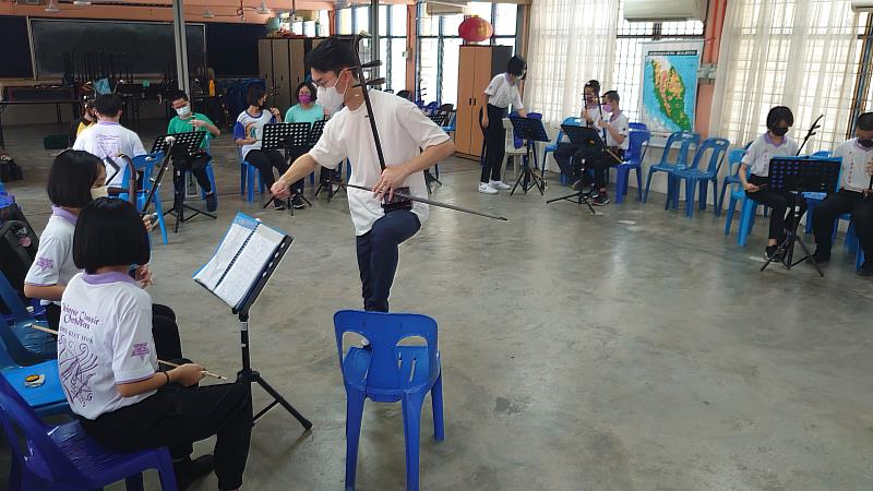 南華大學民音系再度受邀前往馬來西亞巡迴演出，大四生陳彥棋親自指導二胡演奏技巧。