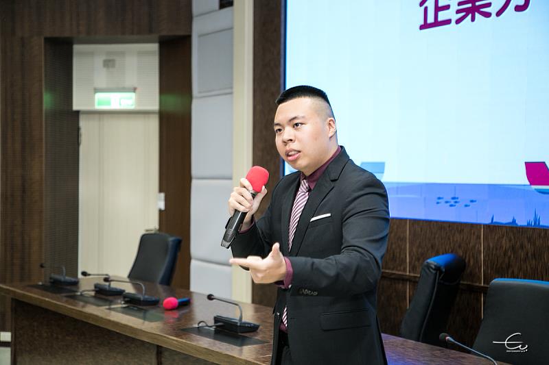 於聯興國際物流公司擔任儲備幹部的經管系大四生蕭為中歡迎大家一同加入海運行列