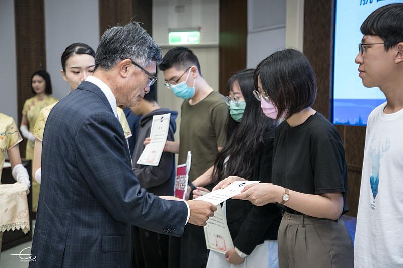 洪英正學長一一頒發獎狀