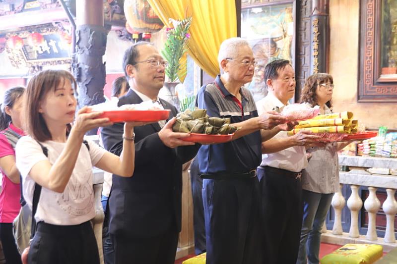 中華醫大校長孫逸民（右四）、董事長鄭啟瑞（右三）偕同護理等五系系主任、主管到台灣首廟天壇向玉皇大帝及文昌帝君虔誠祈學生國家考試「包中」過關