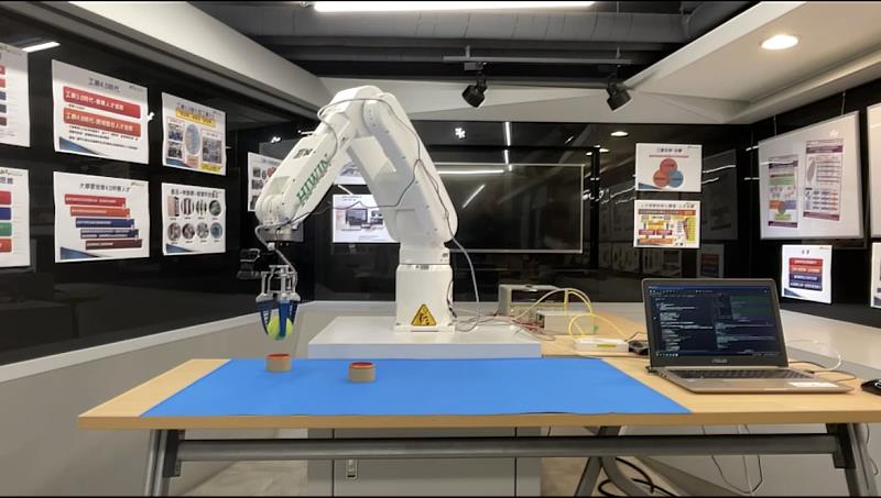 機械手臂自動夾取網球實作研究作品展示於崑大工業4.0研究中心