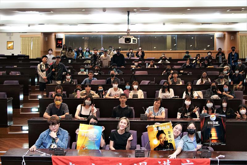 南華大學文學系邀請方宥心蒞校演講，會後大合照。