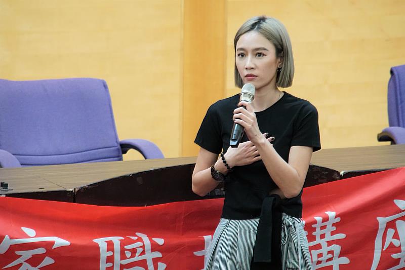 南華大學文學系邀請方宥心蒞校演講，分享在表演及創作上的心路歷程
