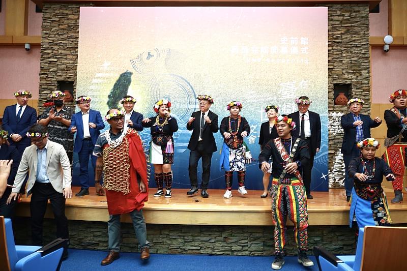 卑南族青春歌隊用嘹亮歌聲與舞蹈為開幕儀式帶來喝采，並邀請貴賓上臺共舞，象徵歡樂齊心開館。