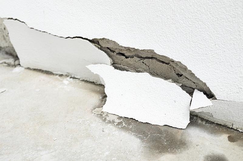 信義房屋提醒民眾定時檢查家中牆面若有水泥漆膜崩落，後續就可能有漏水危機。