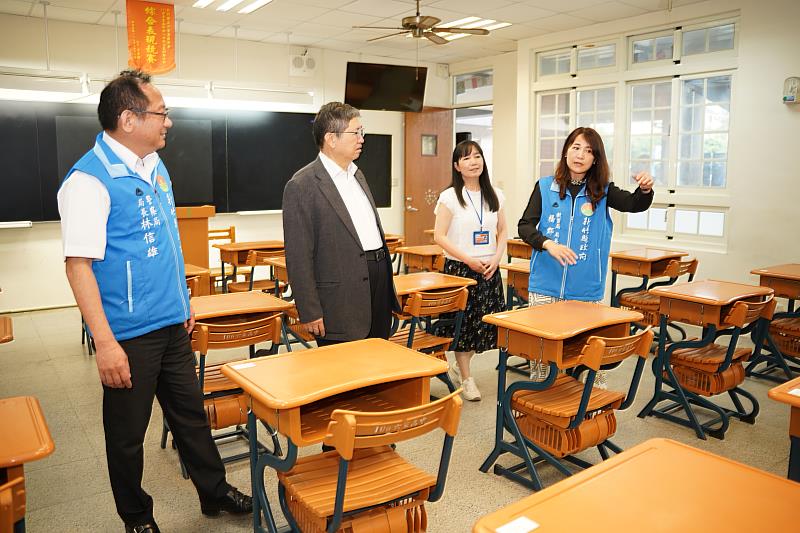 縣長楊文科考前特別前往六家高中考場視察考場動線等措施。