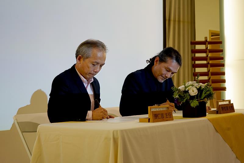 國立臺灣工藝研究發展中心主任張仁吉_(左)與國立臺北藝術大學校長陳愷簽署合作備忘錄。