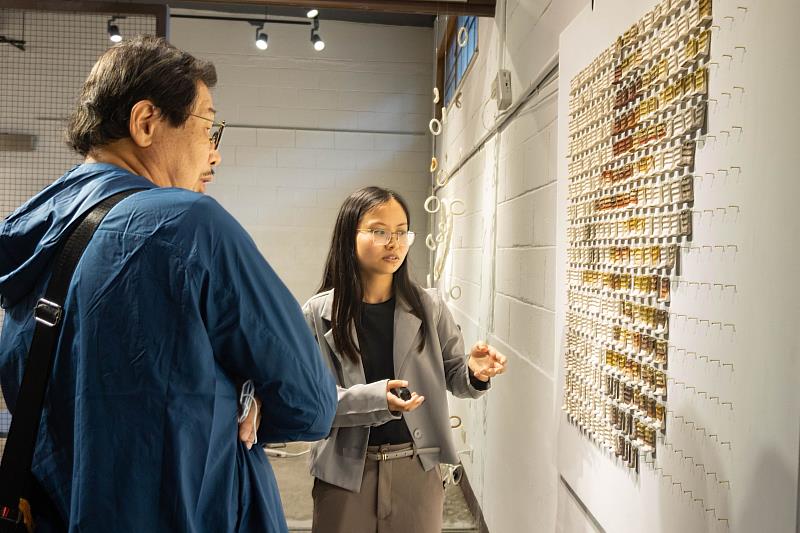 創作者於展場交流創作想法，與觀眾展開近距離對話。