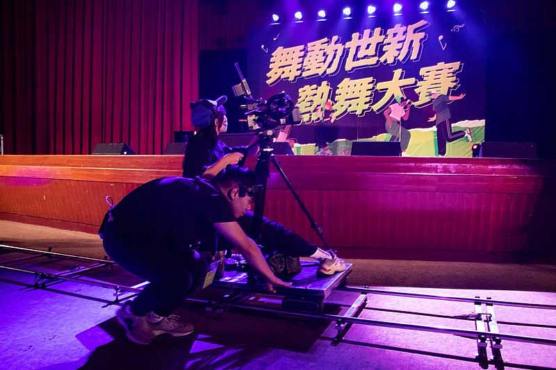 世新大學學務處課外組攜手運動傳播π型人社團與EFP轉播團隊推廣熱舞大賽。(世新大學提供)