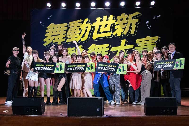 世新大學學務長胡全威(右一)與評審們頒發四大獎項。(世新大學提供)