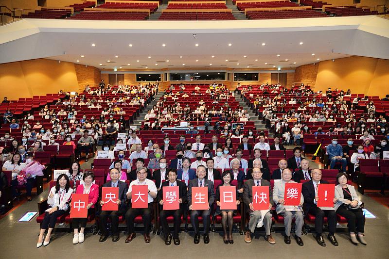 中央大學大禮堂富麗堂皇，集合中大各領域菁英，一同祝福中大生日快樂！
