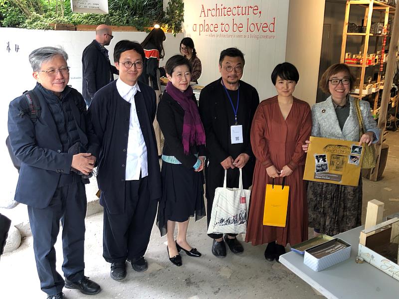 威尼斯建築雙年展日本館以「被愛的地方—當建築被視為一種生物」為題，文化部次長王時思（右1）前往參觀，並與策展人合影。