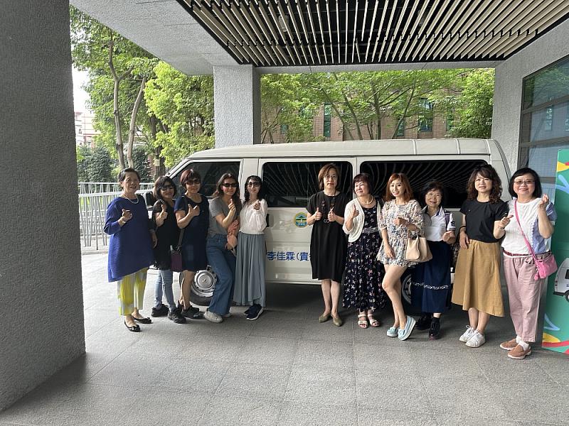 屏東縣政府獲李佳霖女士捐贈復康巴士