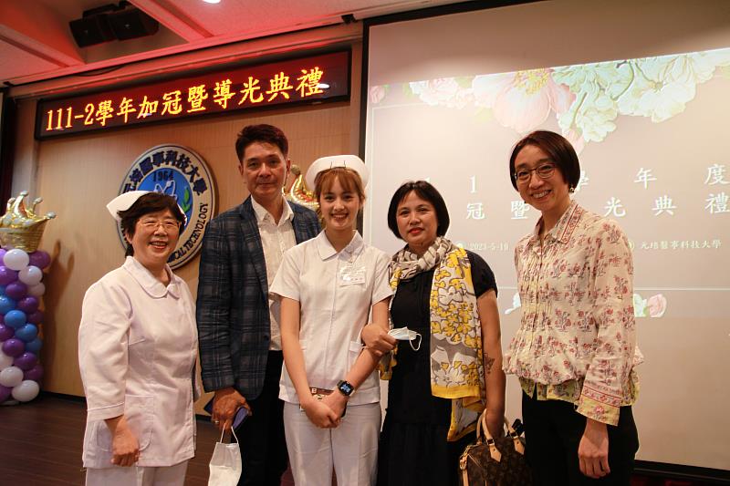 來自泰國的蘇炳兒(中)選讀元培護理系，今年加冠典禮家人也出席與國際長黃曉令(右一)及系主任林佩芬(左一)合影。