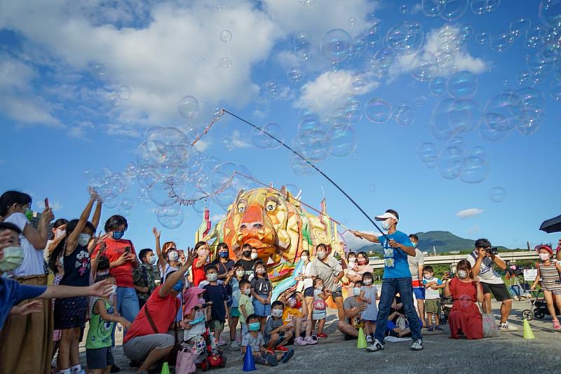 大小朋友都喜愛的泡泡表演秀
