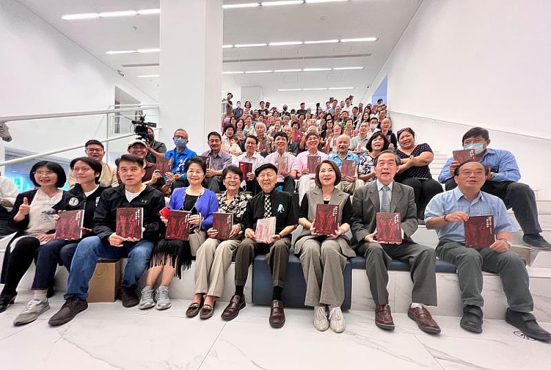 八旬藝術家陳國展出書   拓畫人生的不凡